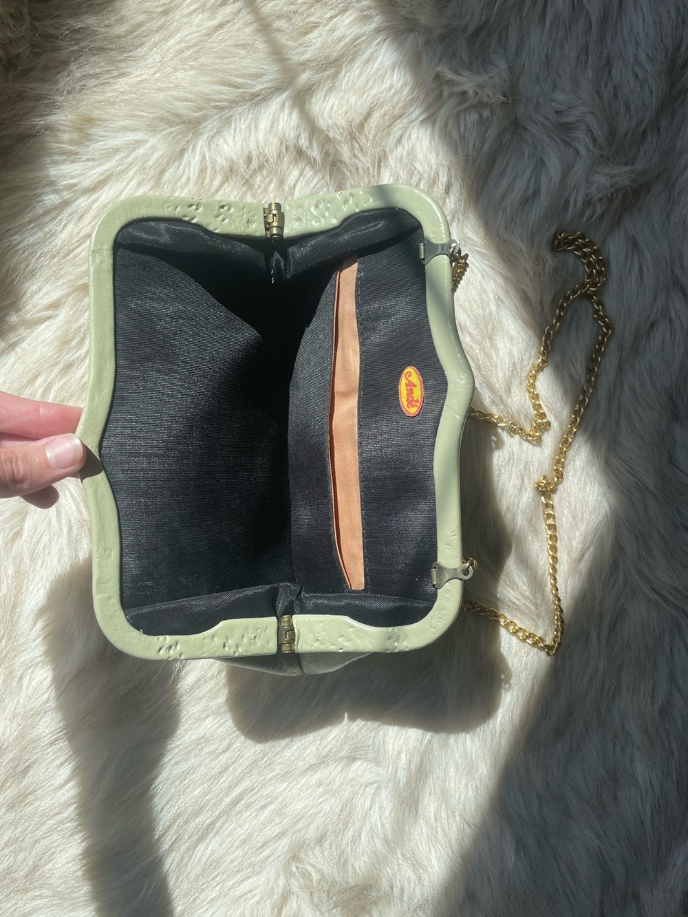 Vintage Cream Leather Crossbody Bag with Gold Chain - Picture 3 of 3